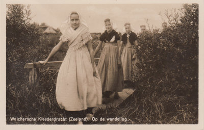 ZEELAND - Walcherensche Kleederdracht. Op de Wandeling