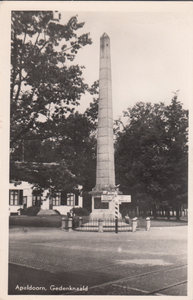 APELDOORN - Gedenknaald