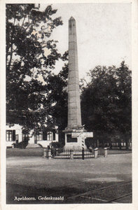 APELDOORN - Gedenknaald