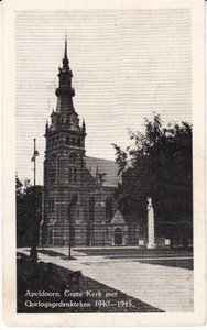 APELDOORN - Grote Kerk met Oorlogsgedenkteken 1940-1945