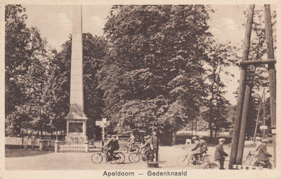 APELDOORN - Gedenknaald