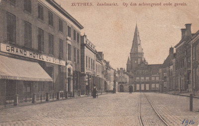 ZUTPHEN - Zaadmarkt. Opde achtergrond Oude Gevels