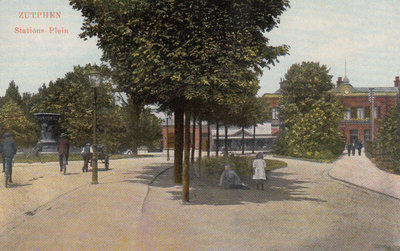 ZUTPHEN - Stationsplein