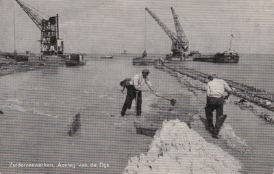 ZUIDERZEEWERKEN - Aanleg van de Dijk