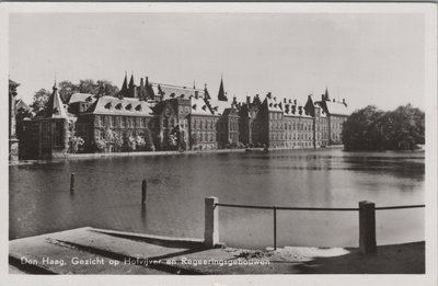 DEN HAAG - Gezicht op Hofvijver en Regeeringsgebouwen