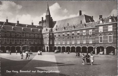 DEN HAAG - Binnenhof met Regeringsgebouwen