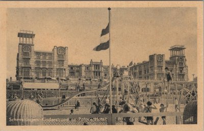 SCHEVENINGEN - Kinderstrand en Palace Hotel