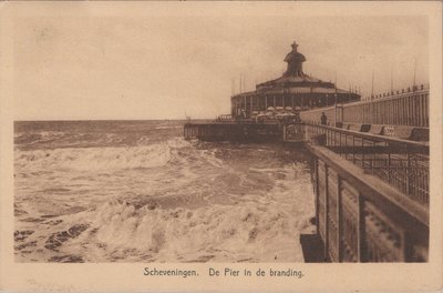 SCHEVENINGEN - De Pier in de Branding