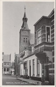 HATTEM - Markt met Ned. Herv. Kerk