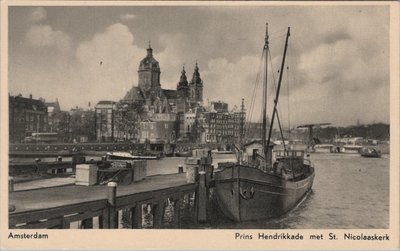 AMSTERDAM - Prins Hendrikkade met St. Nicolaaskerk