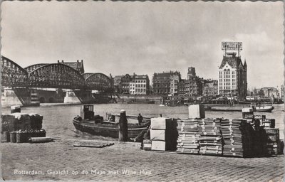 ROTTERDAM - Gezicht op de Maas met Witte Huis