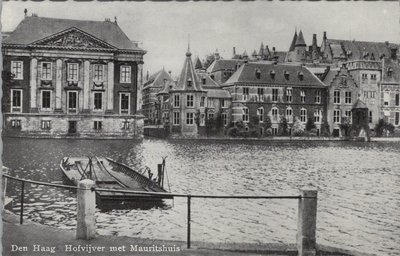 DEN HAAG - Hofvijver met Mauritshuis