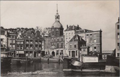 DORDRECHT - Taankade met Groothoofdpoort