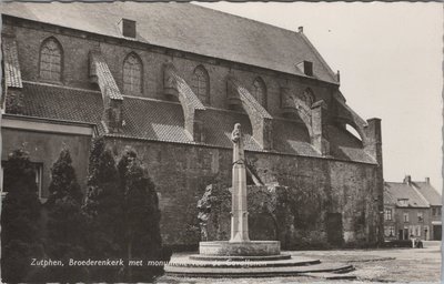 ZUTPHEN - Broederenkerk met monument voor de gevallenen