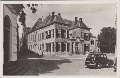 ZUTPHEN - s Gravenhof met Gemeentehuis