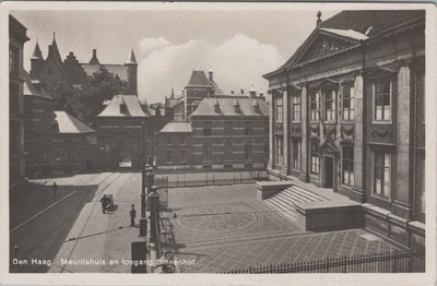 DEN HAAG - Mauritshuis en toegang Binnenhof