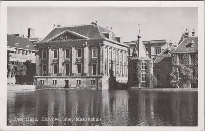 DEN HAAG - Hofvijver met Mauritshuis