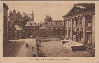 DEN HAAG - Mauritshuis en Ingang Binnenhof