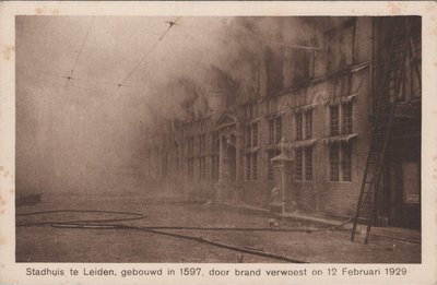 LEIDEN - Stadhuis te Leiden gebouwd in 1597, door brand verwoest op 12 Februari 1929