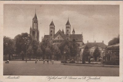 MAASTRICHT - Vrijthof met St. Servaas en St. Janskerk