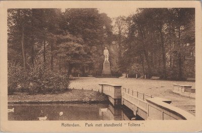 ROTTERDAM - Park met standbeeld Tollens