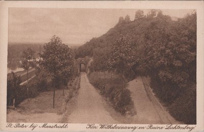 MAASTRICHT - St. Pieter. Kon. Wilhelminaweg en Ruïne Lichtenberg