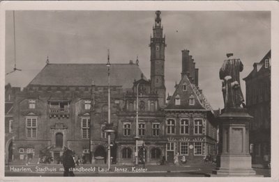 HAARLEM - Stadhuis m. standbeeld Laur. Jansz. Koster