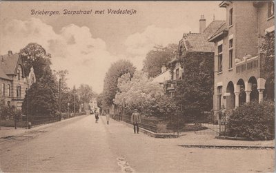 DRIEBERGEN - Dorpstraat met Vredesteijn