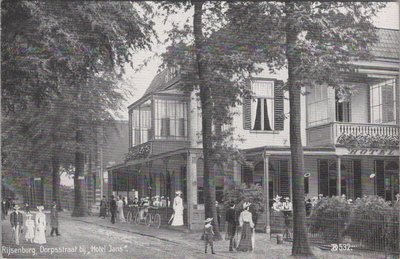 RIJSENBURG - Dorpsstraat bij Hotel Jans