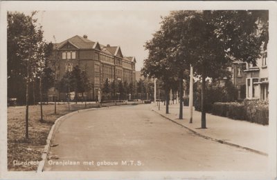 DORDRECHT - Oranjelaan met gebouw M. T. S.