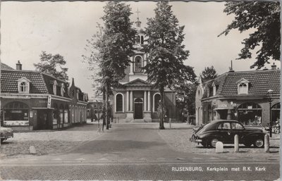 RIJSENBURG - Kerkplein met R.K. Kerk