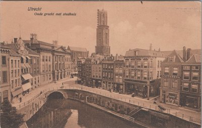 UTRECHT - Oude gracht met stadhuis