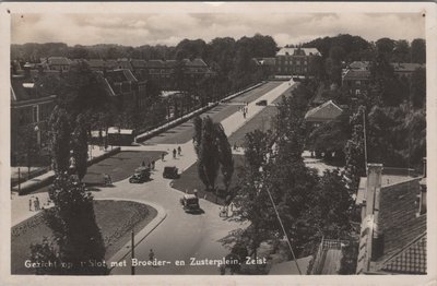 ZEIST - Gezicht op 't Slot met Broeder en Zusterplein