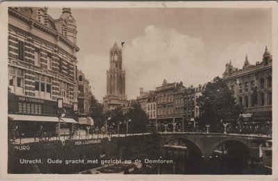 UTRECHT - Oude gracht met gezicht op de Domtoren