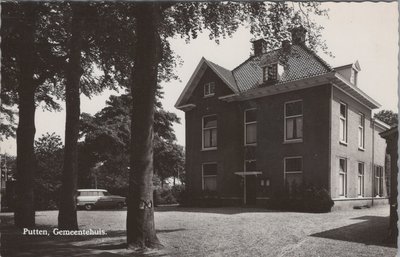 PUTTEN - Gemeentehuis