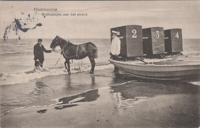 OOSTVOORNE - Badkoetsjes aan het strand