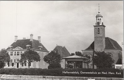 HELLEVOETSLUIS - Gemeentehuis en Ned. Herv. Kerk