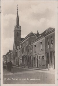 BRIELLE - Voorstraat met St. Jacobskerk