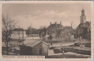 HELLEVOETSLUIS - Gezicht op brug en baantje