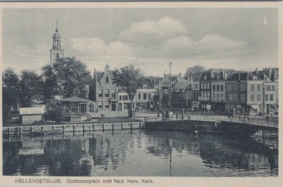 HELLEVOETSLUIS - Oostzandplein met Ned. Herv. Kerk