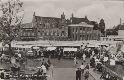 ALMELO - Marktplein op marktdag