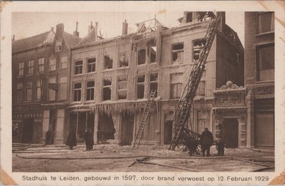 LEIDEN - Stadhuis te Leiden, gebouwd in 1597, door brand verwoest op 12 Februari 1929