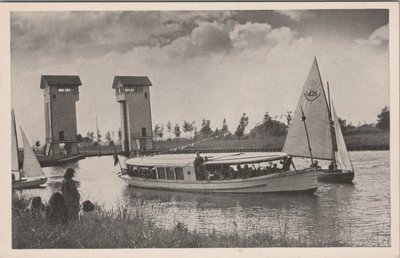 HENGELO (O) - Toeristenboot en Waterwerken Twente-Rijnkanaal bij de Waarbeek