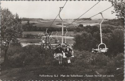 VALKENBURG - Met de kabelbaan Tussen hemel en aarde