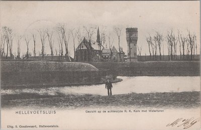 HELLEVOETSLUIS - Gezicht op de achterzijde R. K. Kerk met Watertoren