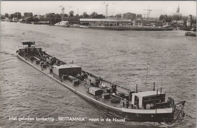 ROTTERDAM - Het geladen tankschip Brittania vaart in de Noord