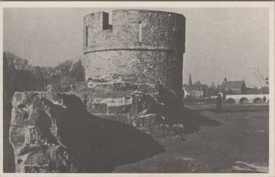 MAASTRICHT - Oude toren langs de Maas