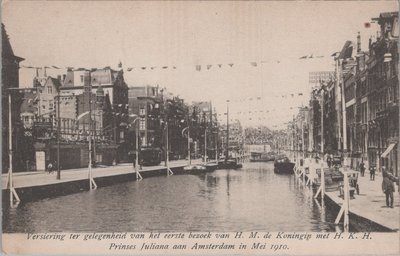 AMSTERDAM - Versiering ter gelegenheid van het eerste bezoek van H. M. de Koningin met H. K. H. Prinses Juliana aan Amsterdam in Mei 1910