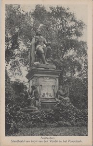 AMSTERDAM - Standbeeld van Joost van den Vondel in het Vondelpark