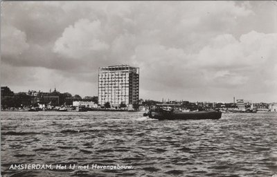 AMSTERDAM - Het IJ met Havengebouw